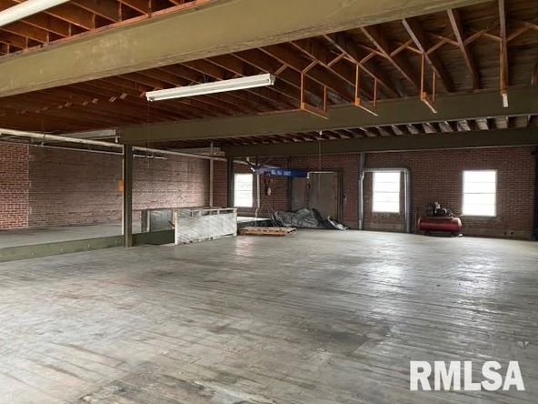 154 W Main St, Galesburg, IL 61401